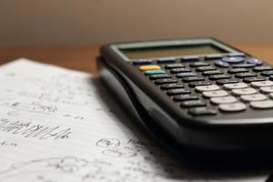 Calculadora encima de um papel de contas